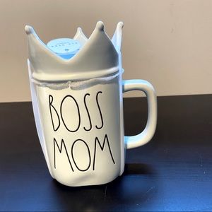 NWT Rae Dunn Boss Mom Mug with crown lid in blue